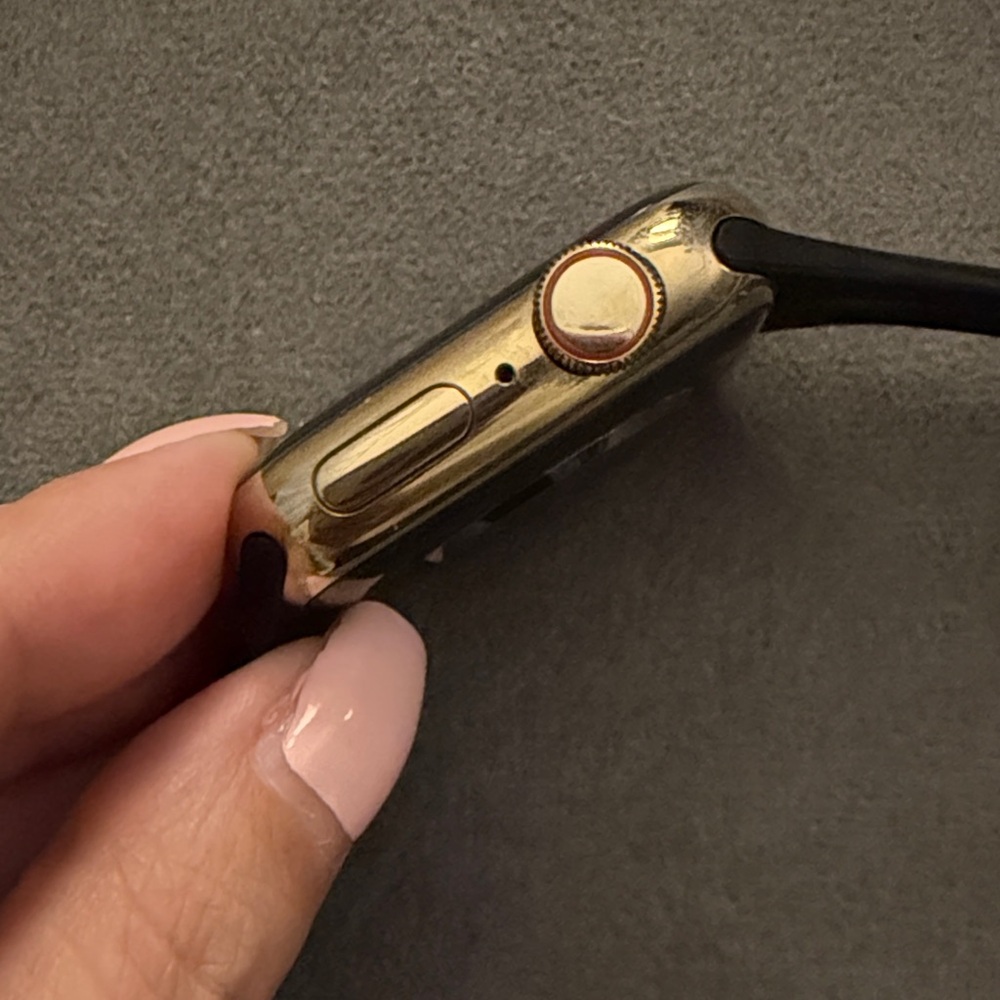 Apple Watch Series 7 Gold Titanium - Picture 4 of 5